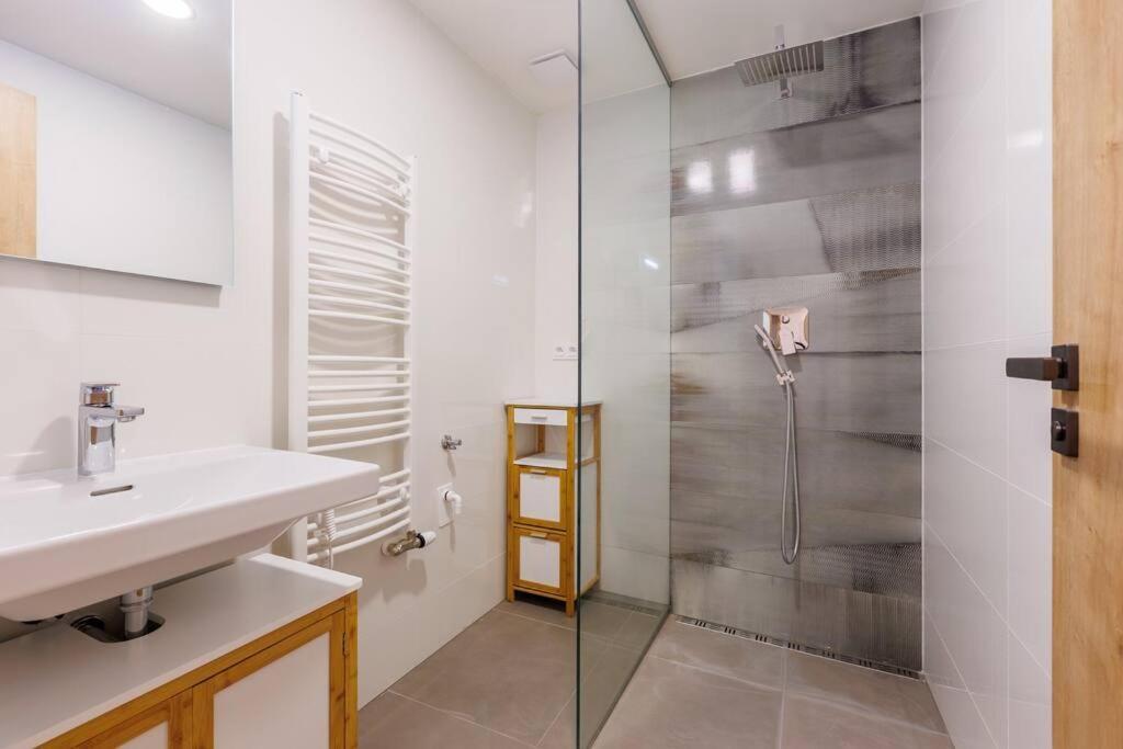 2 With Terrace And Free Parking Near Metro Apartmán Prague